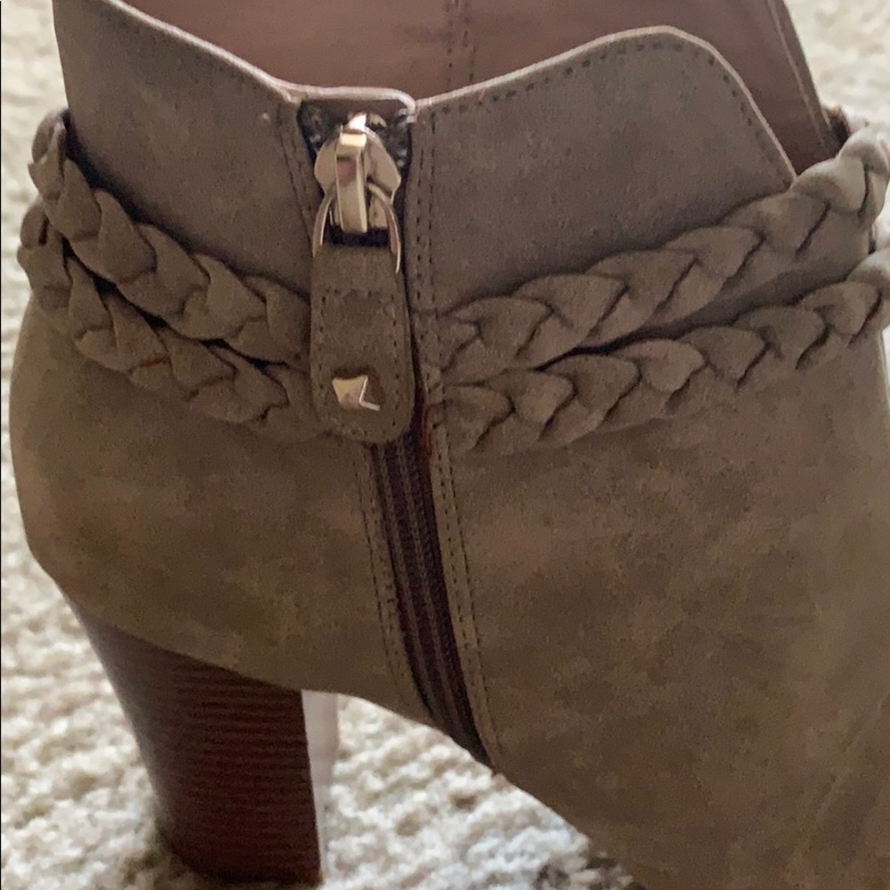 Shoes - Picture 4 of 5